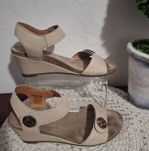 Taos Footwear Carousel 2 Button Cream Wedge Sandals Size 39/ 8USA